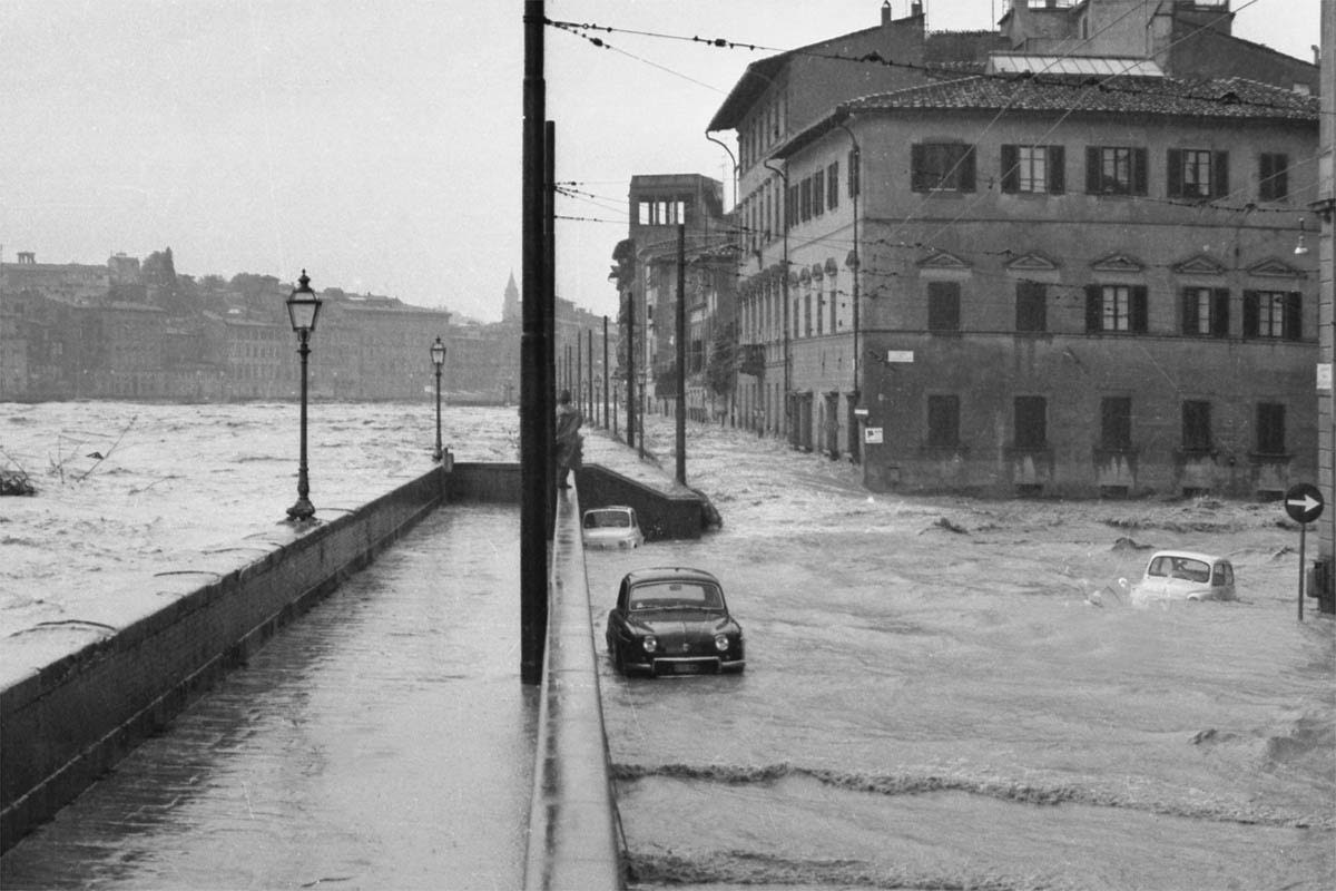 Alluvione di Firenze 1966 : zampata dell' Arno al lungarno della Zecca