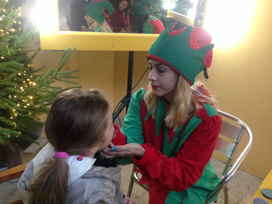 Elfi di Babbo Natale che truccano bambini